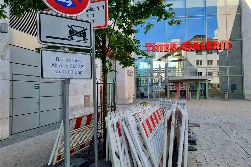 Einfach vergessen? Baustellen-Absperrung seit Monaten in der Dortmunder Innenstadt Noch Anfang September stehen die Baken, die auf Arbeiten Anfang Februar hinweisen, auf der Potgasse.