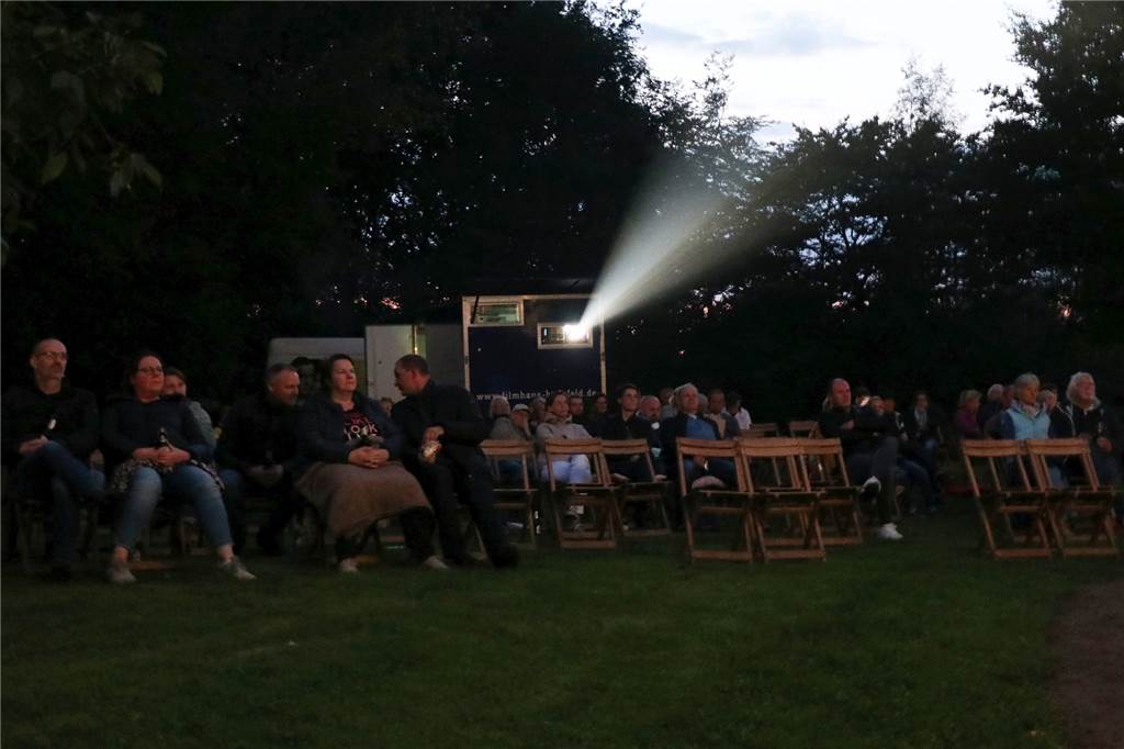 „Butenland“: Bewegender Film über ein Altersheim für Kühe Noch angenehm lau und bald sternenklar war es zum Mondscheinkino im Klanggarten am Hohen Haus Nienborg am Samstagabend.