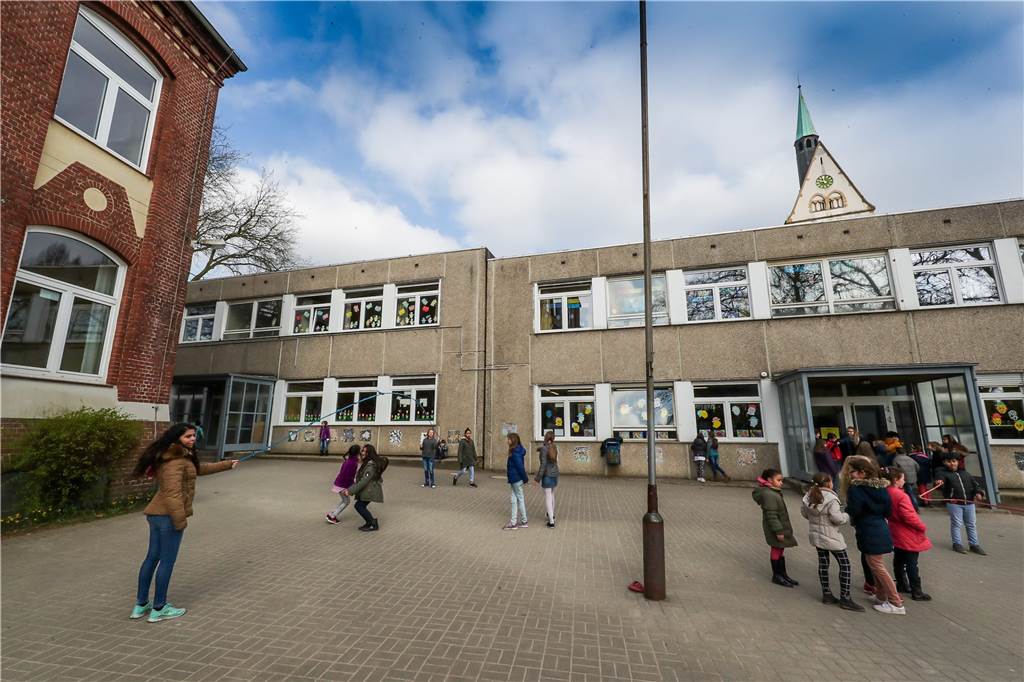 Anmeldungen drastisch gesunken: Leidet eine Dortmunder Grundschule unter Neubau-Plänen? Noch besteht die Widey-Grundschule aus zwei Gebäudeteilen. Der Neubau soll alles unter einem Dach vereinen.