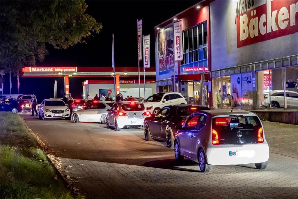 Tuning-Treffen in Lünen aufgelöst Noch bevor alle Fahrzeuge auf den Parkplatz fahren konnten, wurde das Treffen aufgelöst.