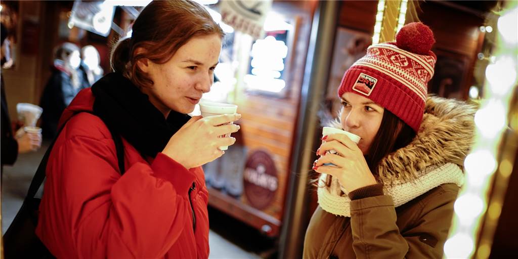 Dortmunder Weihnachtsmarkt: Glühwein gibt es schon einen Monat vor dem Start Noch bevor der Weihnachtsmarkt geöffnet sein wird, soll es am Baum bereits Glühwein geben.
