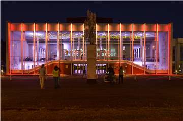 Noch bis zum 24. Mai leuchtet das Hilpert-Theater in Lünen jeden Abend in bunten Farben.