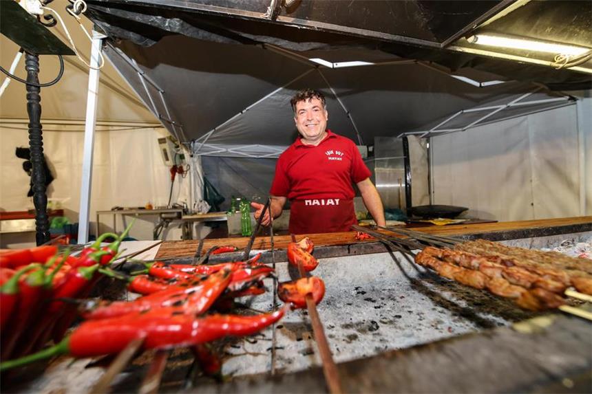 So lecker startete das Festi Ramazan an den Westfalenhallen Noch bis zum 3. Juli gibt es auf dem Westfalenhallen-Parkplatz A7 direkt nördlich des Westfalenstadions jeden Tag ab 18 Uhr ein reiches Kulturprogramm und nach Sonnenuntergang türkische Spezialitäten zum Essen und Trinken.