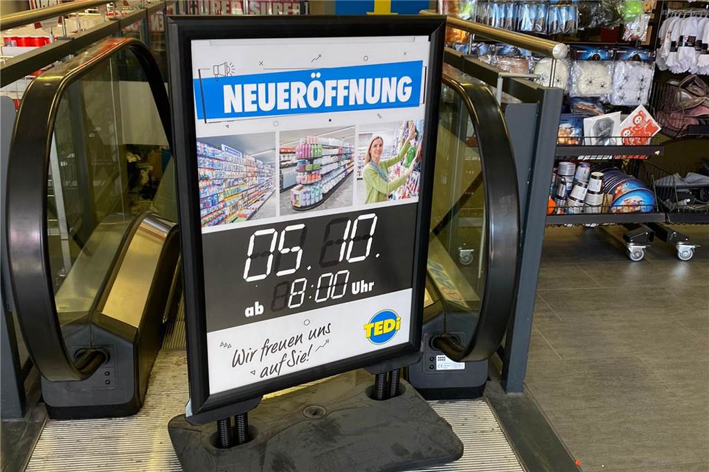 Aufsteller mit dem Datum und Uhrzeit der Neueröffnung