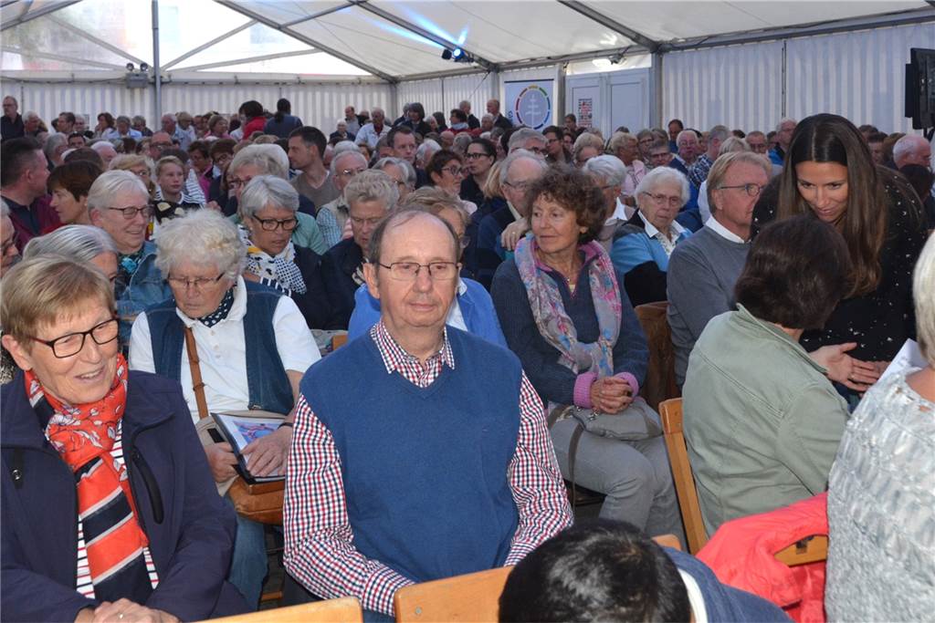 ZDF-Korrespondent Dr. Stefan Leifert: „Nur nicht langweilig werden“ Noch ehe der Abendgottesdienst zu Ende war, hatte sich das Zelt auf dem Alten Markt schon mit Zuhörern gefüllt. Alle Sitzplätze waren besetzt.