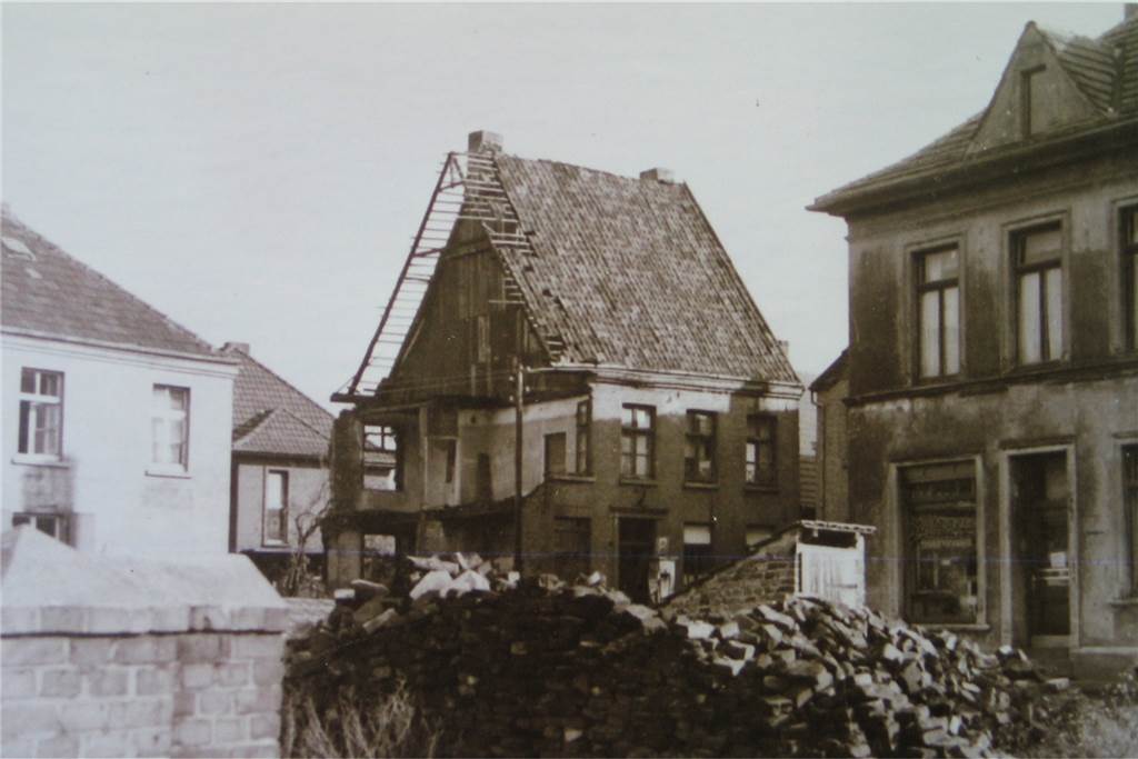 Bomber legten vor 75 Jahren Schermbeck in Schutt und Asche Noch ein Jahr nach dem Ende des Zweiten Weltkriegs waren die Schuttberge im Ortskern nicht überall beseitigt. Das Foto zeigt rechts das Gebäude, in dem sich heute „Pizza Pronto“ befindet, und in der Mitte jenes Gebäude, an dessen Standort später – von der Mittelstraße nach rückwärts versetzt - die Volksbank errichtet wurde.