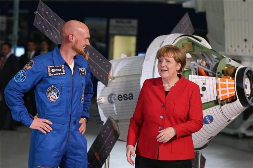 Alexander Gerst - ein Deutscher auf Weltraummission Noch ein letzter Plausch mit der Bundeskanzlerin vor dem Start. Angela Merkel besuchte Alexander Gerst im Europäischen Astronautenzentrum in Köln. Foto: Oliver Berg