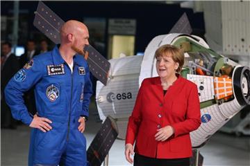 Noch ein letzter Plausch mit der Bundeskanzlerin vor dem Start. Angela Merkel besuchte Alexander Gerst im Europäischen Astronautenzentrum in Köln. Foto: Oliver Berg