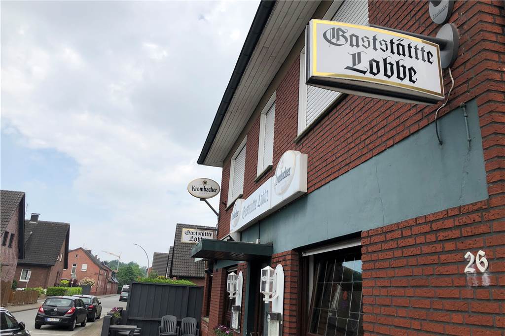 „Es lebe die Lobbe“: Yvi und Fabi Denniger übernehmen Traditionskneipe Noch eine Besonderheit: Vor mehr als zwei Jahrzehnten wurden sämtliche Außenschilder fehlerhaft geliefert. Mehrfach heißt des dort "Gaststättte Lobbe". Alt-Wirt Rally Sicking sagt: "Wir sind die einzige Gaststätte mit fünf t!"