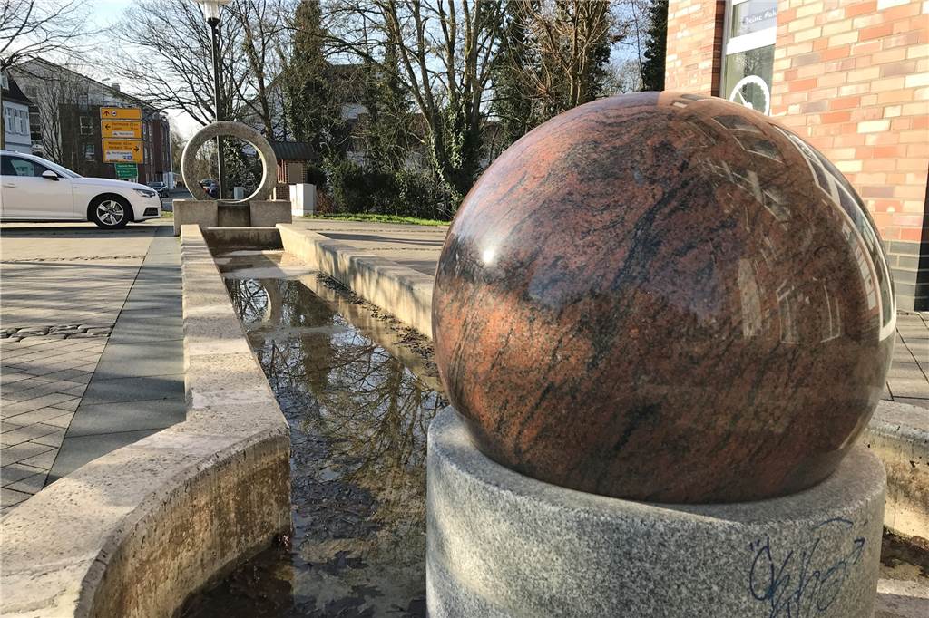 Mit Video: Diese Geschichte steckt hinter der Bronzekugel an der Südmauer Noch eine Kugel: Auch die gehört zu einem Brunnen - zu dem am Salinenparc.