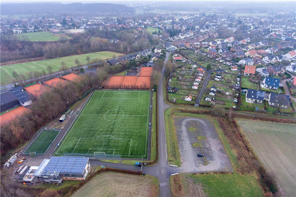 Nur wenige Vereine trauen sich auf die Sportplätze und in die Hallen Noch einige Zeit menschenleer bleibt der Fußballplatz (Mitte) an der Frohlinder Brandheide, während auf der benachbarten Tennisanlage die Schläger bereits wieder geschwungen werden.