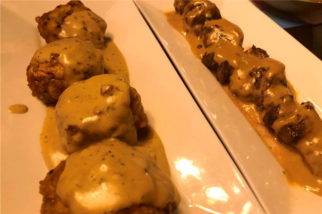 Im Copacabana schmeckt‘s gut – auch wenn es von Ahaus ein ganzes Stück bis Südamerika ist Noch einmal die warmen Tapas: fritierte Champignons und Rinderfilet-Spieße.