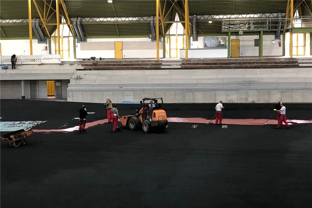Hallen-Meisterschaft und Indoor Meeting vor Augen: Das ist der Stand beim Umbau der Körnig-Halle Noch fehlen Belag und Sitzschalen auf den Tribünen.