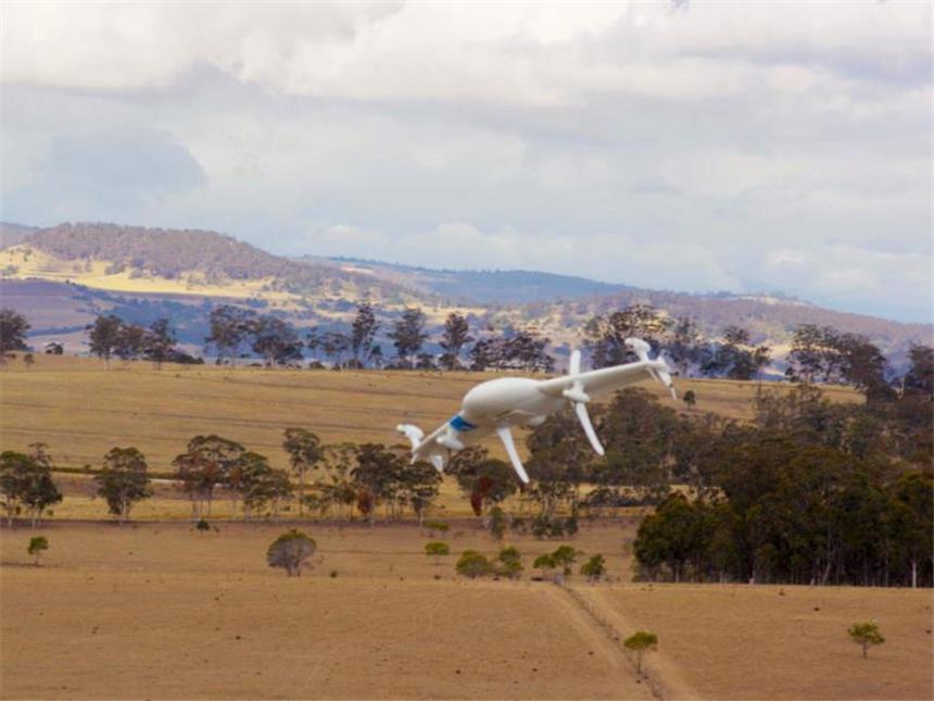 Der Wettlauf der Boten-Drohnen hat begonnen Noch fliegt diese Drohne über einen leeren Acker im australischen Queensland. Eines Tages aber könnten solche Roboter-Boten zum Alltag in den Städten gehören. Foto: Google/dpa