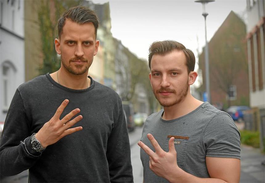Bochumer Patrick Fabian über Kreuzbandrisse „Noch führt er 4:3“, sagt Leon Weiß (re.) mit einer Portion Galgenhumor. Der Vorsitzende von Holzpfosten Schwerte 05 hat sich mit erst 21 Jahren schon dreimal das Kreuzband gerissen. Bei Patrick Fabian, aus Westhofen stammender Profi des VfL Bochum, sind es sogar schon vier Kreuzbandrisse.
