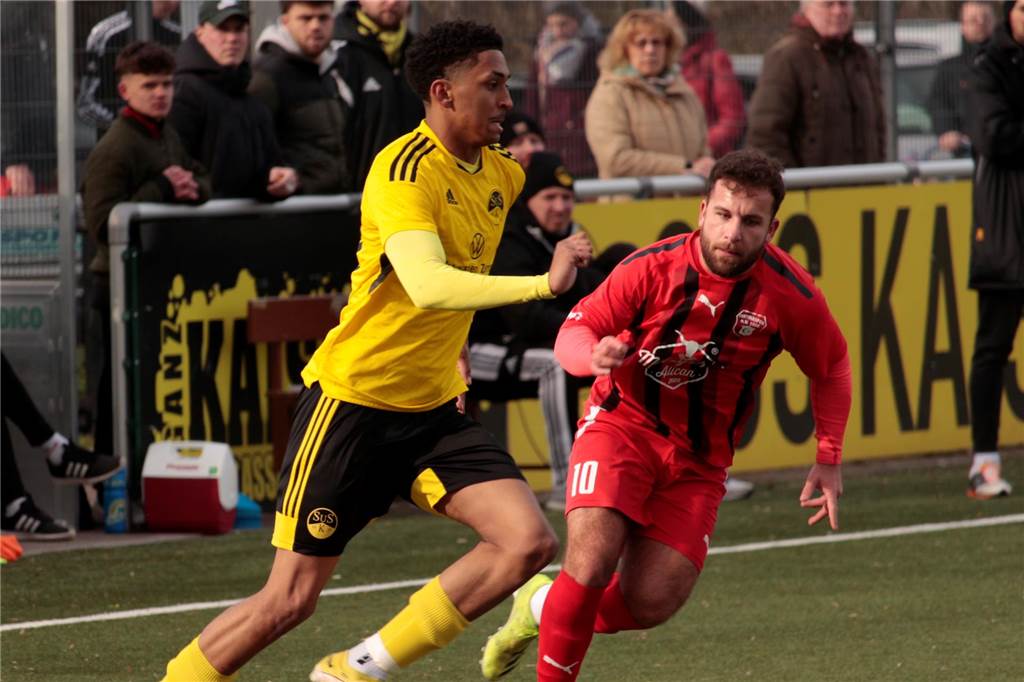 Kampf um Torjägerkrone sorgt beim SuS Kaiserau für Spannung SuS Kaiseraus Offensivmann Dylan Pires, (l.) in Aktion gegen Firtinaspor-Herne-Spieler Kaan Mehmet Aksoy (r.).