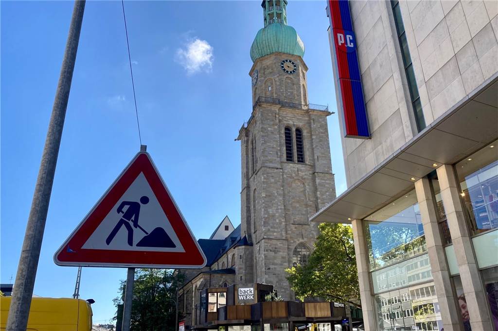 Gewalt, Ekel, Baustellen und mehr: Kampstraßen-Händler lassen ihren Ärger raus Ein Baustellenschild auf der Kampstraße vor der Reinoldikirche.