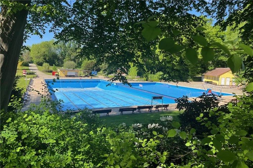 Fast 30 Grad, aber die Bäder sind zu: „Im Internet stand es anders“ Ein Blick ins Freibad in Wellinghofen am 1. Mai 2025. Noch sind die Becken leer.