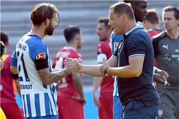 Noch gemeinsam bei Hertha: Marvin Plattenhardt (l) und Trainer Pal Dardai. Foto: Maurizio Gambarini