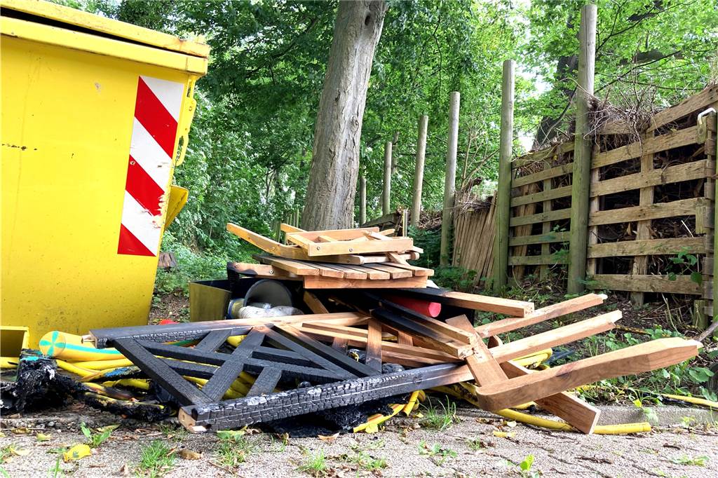 Freibad Wellinghofen: Hoffnung auf Badöffnung nach Verwüstung wächst Noch gibt es diese Müllhaufen auf dem Freibadgelände. Nicht alles konnte am Dienstagmorgen mit der Fuhre zum Recyclinghof gefahren werden.
