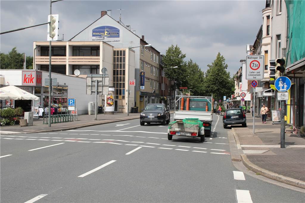 Fahrradfahrer auf Waltroper Straße: „Der hat Jagd auf mich gemacht.“ Noch gilt das Verbot für Schwerlastverkehr auf der Waltroper Straße. Doch auch parkende Autos, die den Schutzstreifen für Radfahrer trotz Halteverbotsschild blockieren, sind keine Seltenheit. Für passionierte Radfahrer wie Arnd Buch ist das ein Zeichen, dass dort auf Radfahrer keine Rücksicht genommen wird.
