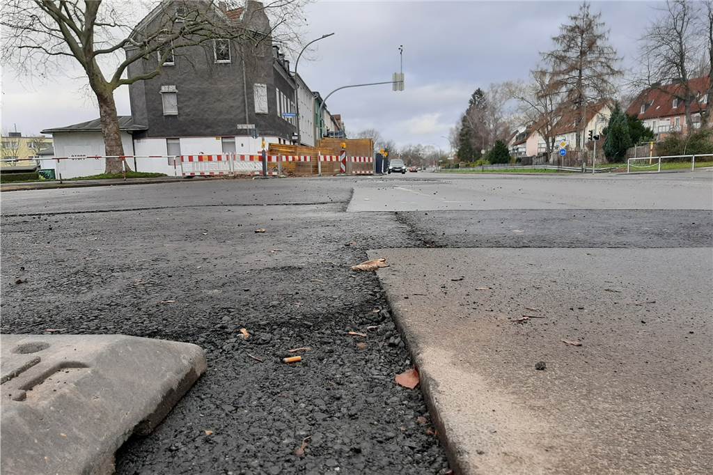 Dauerbaustelle ist weg – Endlich freie Fahrt ohne Stau am Hombruchsfeld Noch gilt es vor allem für Fußgänger und Radfahrer, auf solche Stolperkanten zu achten. Neu asphaltiert wird voraussichtlich im Frühjahr.