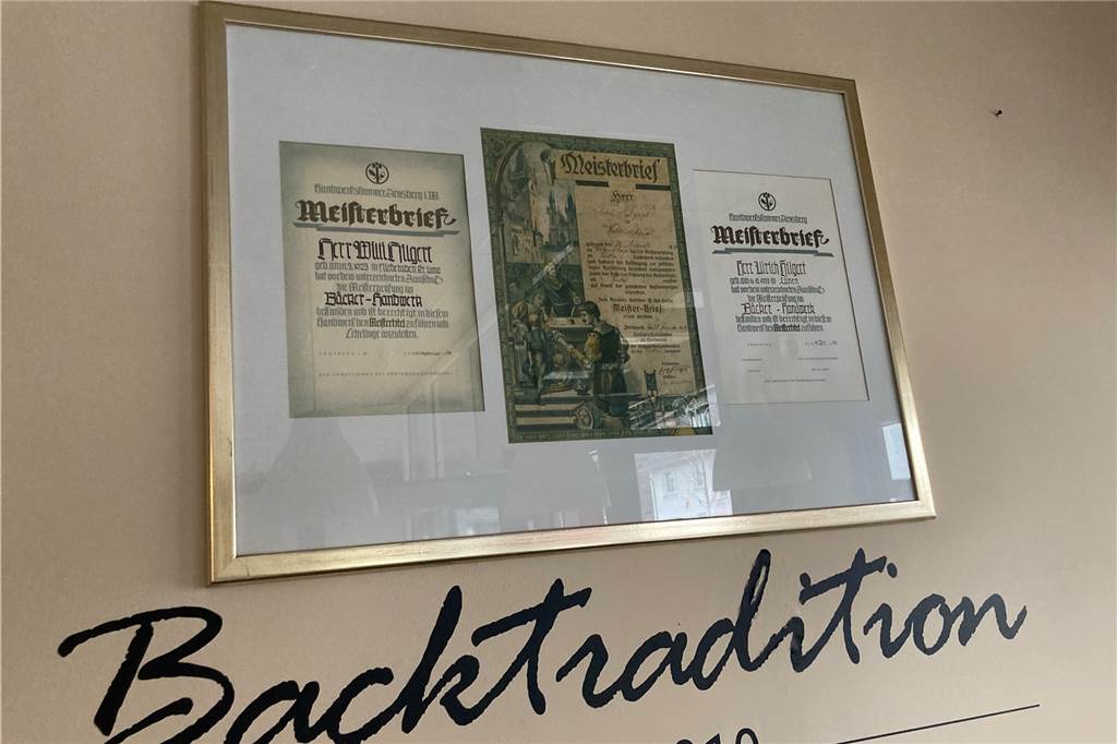 Backtradition endet an Kreisstraße: Zuletzt bruzzelte im Ofen ein Ferkel Noch hängen die Meisterbriefe an der Wand, doch jetzt endet die Backtradition an der Kreisstraße.