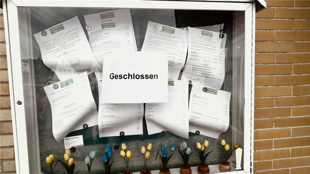 Haus Ledendecker soll wieder eröffnen und bleibt in der Familie Noch hängt das Schild "geschlossen" im Speisekarten-Kasten. Das könnte sich noch in diesem Jahr ändern.