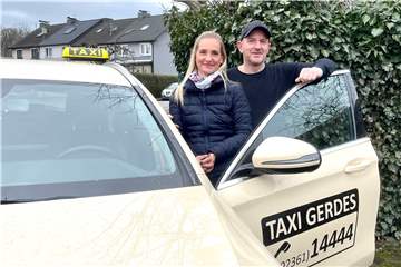Noch halten sie durch: Tanja und Silvio Gammius gehört Taxi Gerdes. Momentan leidet auch dieses Unternehmen unter den enormen Spritpreisen.
