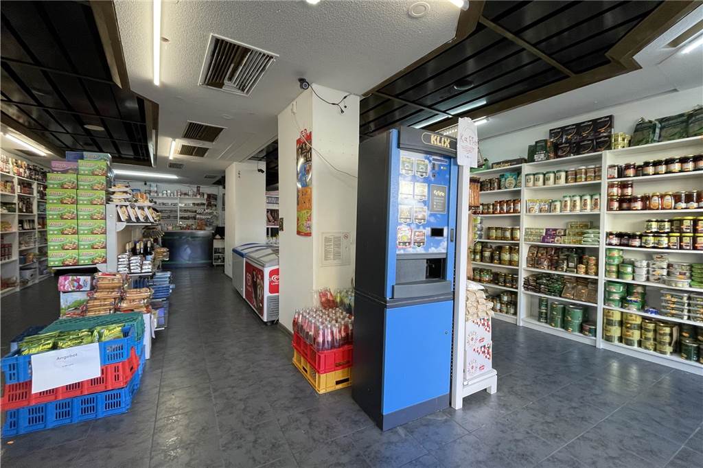 Schaker Kassem möchte Ex-Kiosk zu einem Mini-Supermarkt machen Verkaufsraum des "Lüdo Mini-Markts" in der Limbecker Straße in Lütgendortmund