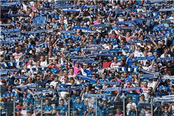 Noch hoffen die Fans vom Hamburger SV auf das Wunder Klassenerhalt in der Fußball-Bundesliga. Foto: Axel Heimken
