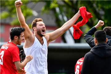 Noch im Mai beschrie Kadir Koc (2.v.l.) den Aufstieg in die Bezirksliga. Nun hat er für den Lüner SV nicht mehr viel übrig.