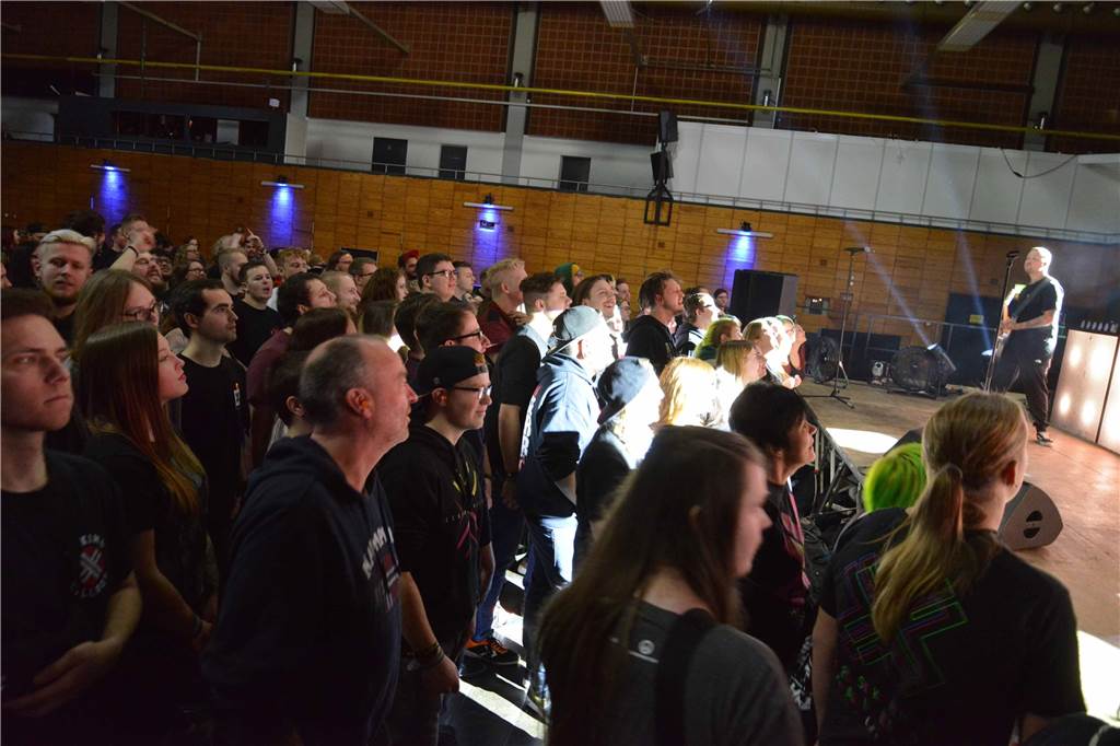 Eskimo Callboy: Mit neuen Songs durch die Corona-Zwangspause Noch im November bei der Tour-Generalprobe in der Europahalle ein ganz normales Bild: Eskimo Callboy und Fans waren auf Tuchfühlung.