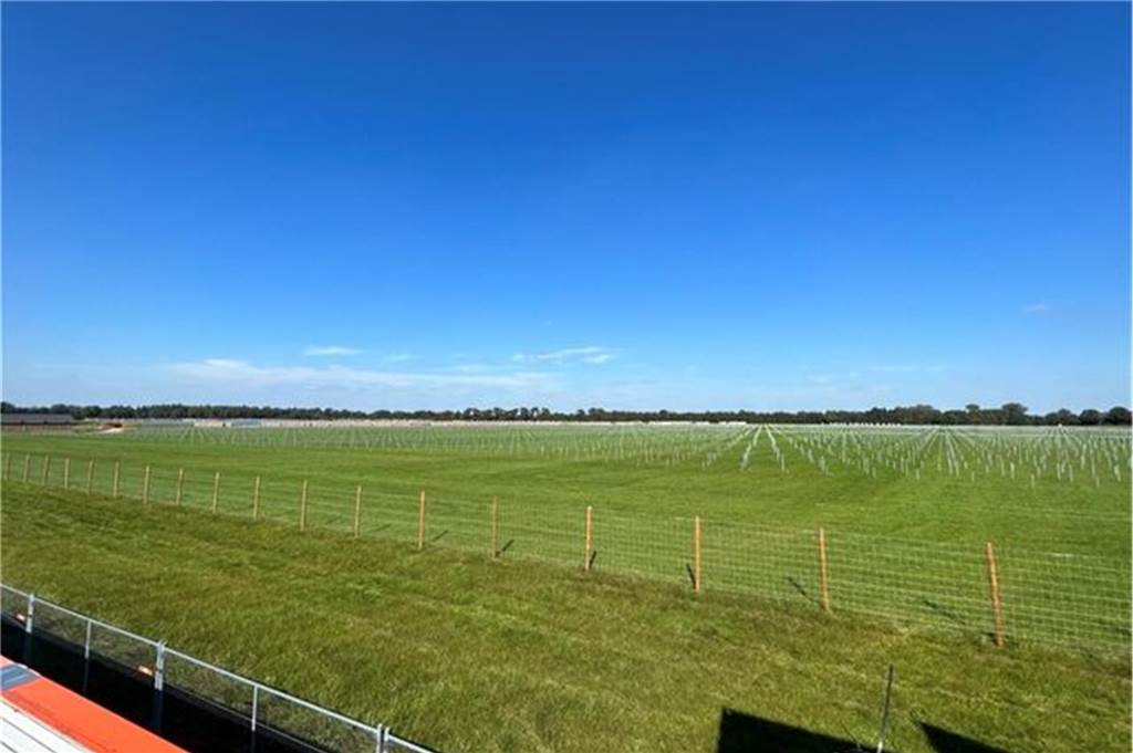 Freiflächensolar der Grenze zu Vreden: 60-Hektar-Park jetzt am Netz Noch im September letzten Jahres stand kein einziges Solarpanel auf dem Feld nahe Gaxel.