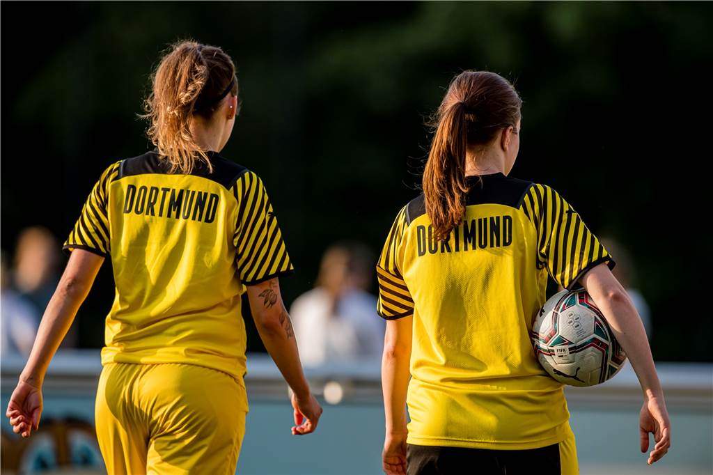 Irrer Hype: Kreisliga-Fußballerinnen des BVB sprechen von Wahnsinn Noch immer beeindruckt vom ersten Punktspiel. Annika Herbig (r.), hier mit Luisa Bergmann.