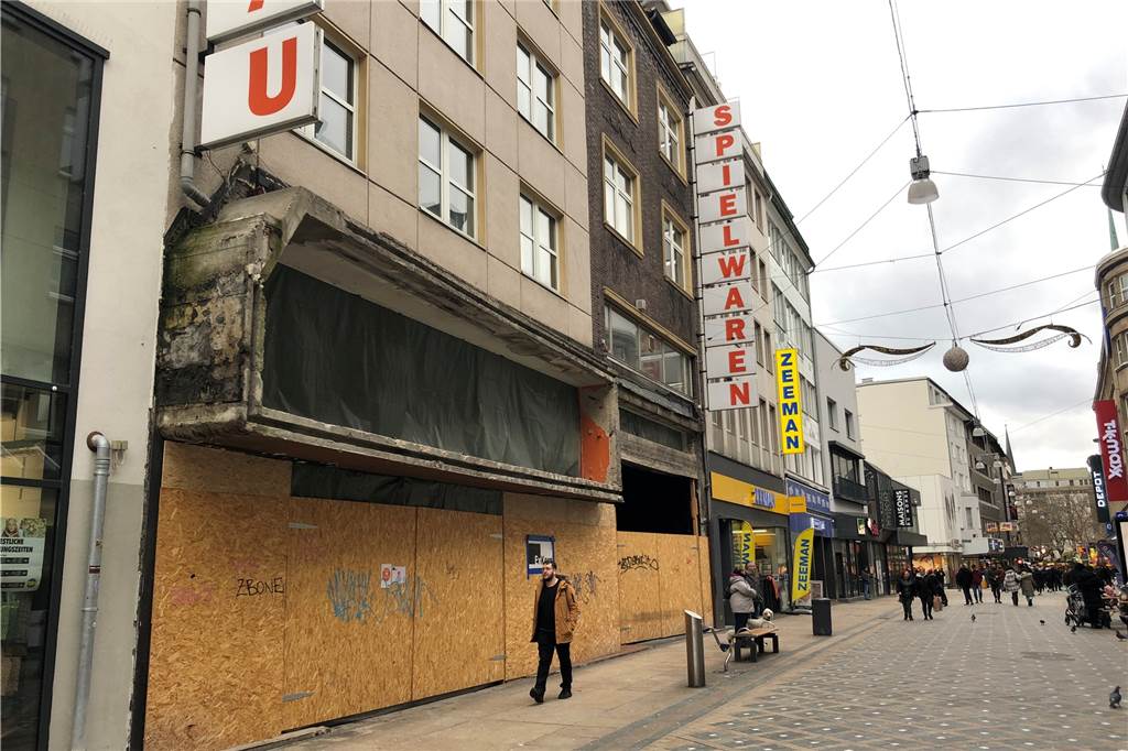 Noch immer eine Baustelle ist das ehemalige Ladenlokal des Spielwarengeschäftes Lütgenau in Dortmund. Seit Monaten geht es hier augenscheinlich nur schleppend voran. Einziehen soll 2023 der Textildiscounter Kik.