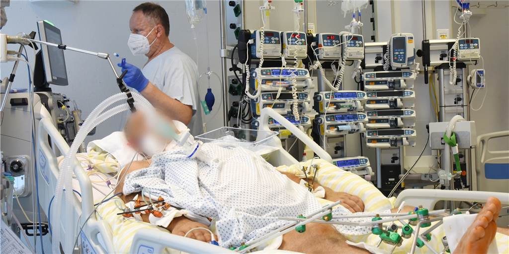 Coronavirus: Wo das Virus in Deutschland am tödlichsten ist Auf einer Intensivtherapie-Station versorgt einen Oberarzt einen schwer an Corona erkrankten Patienten.