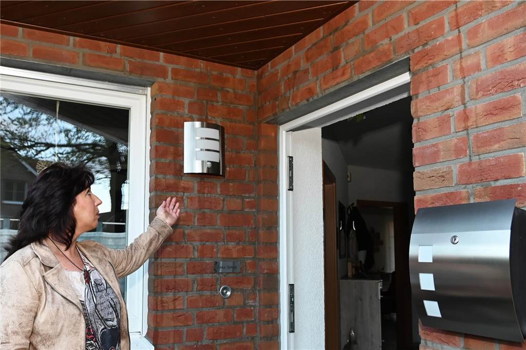 Noch immer sind die Schmierereien auf der Hausfassade von Familie Ortmeier zu erkennen.