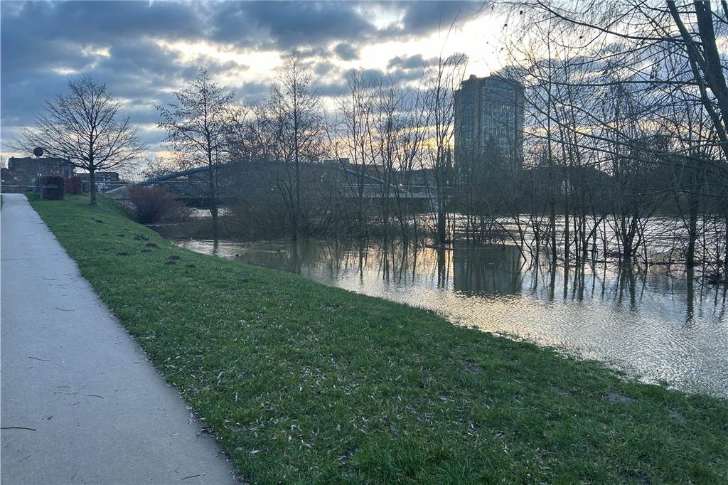 Noch immer sind die unteren Spazierwege am Lippewohnpark in Lünen überflutet. Spannend wird es hier, wenn die Lippe sich in den kommenden Tagen auf ihren Normalpegel zurückzieht und womöglich viel Matsch und Schlamm zurücklässt.