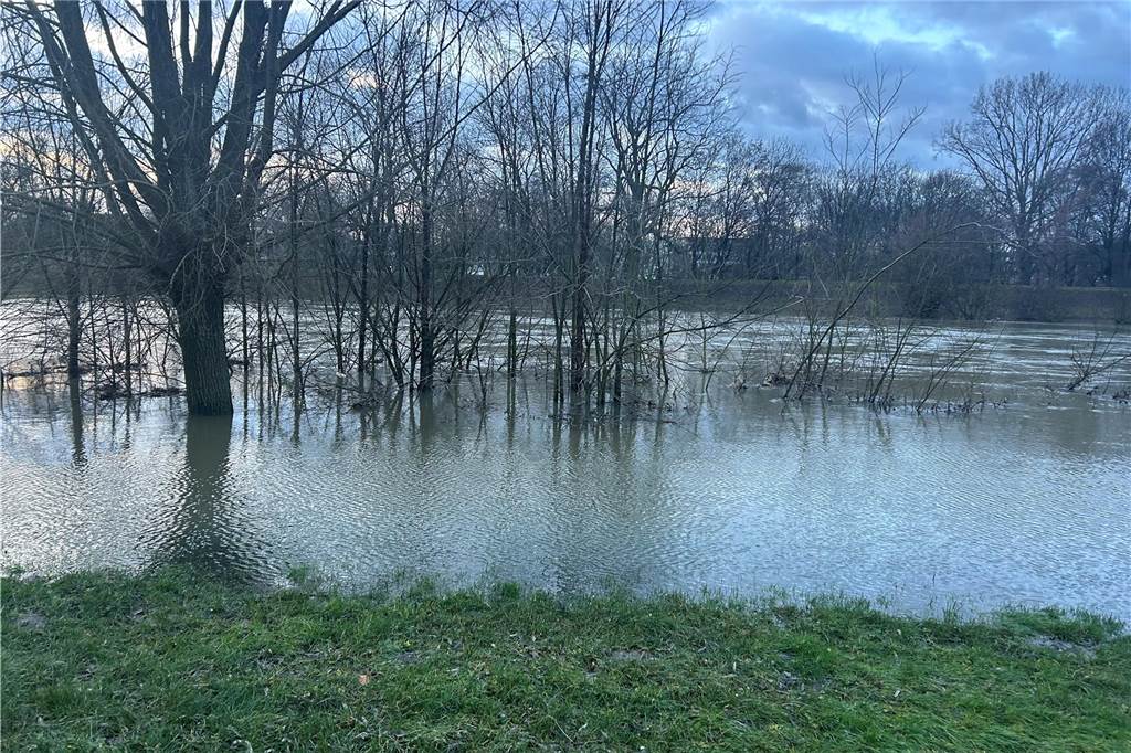 Noch immer sind die unteren Spazierwege am Lippewohnpark in Lünen überflutet. Spannend wird es hier, wenn die Lippe sich in den kommenden Tagen auf ihren Normalpegel zurückzieht und womöglich viel Matsch und Schlamm zurücklässt.