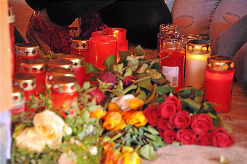 Begleiter ließen 15-jähriges Mädchen zurück Noch immer stehen am Hörder Bahnhof Kerzen und Blumen, die an die getötete 15-Jährige erinnern sollen.