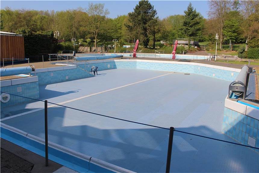 Corona-Krise ist für das Freibad im Revierpark eine Katastrophe Noch ist das Becken des Freibades im Revierpark Wischlingen leer.
