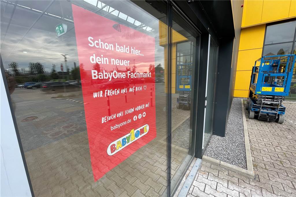 „Baby One“ eröffnet erste Filiale im Kreis Unna Noch ist das Ladenlokal leer, aber ein Aushang kündigt die Eröffnung an.