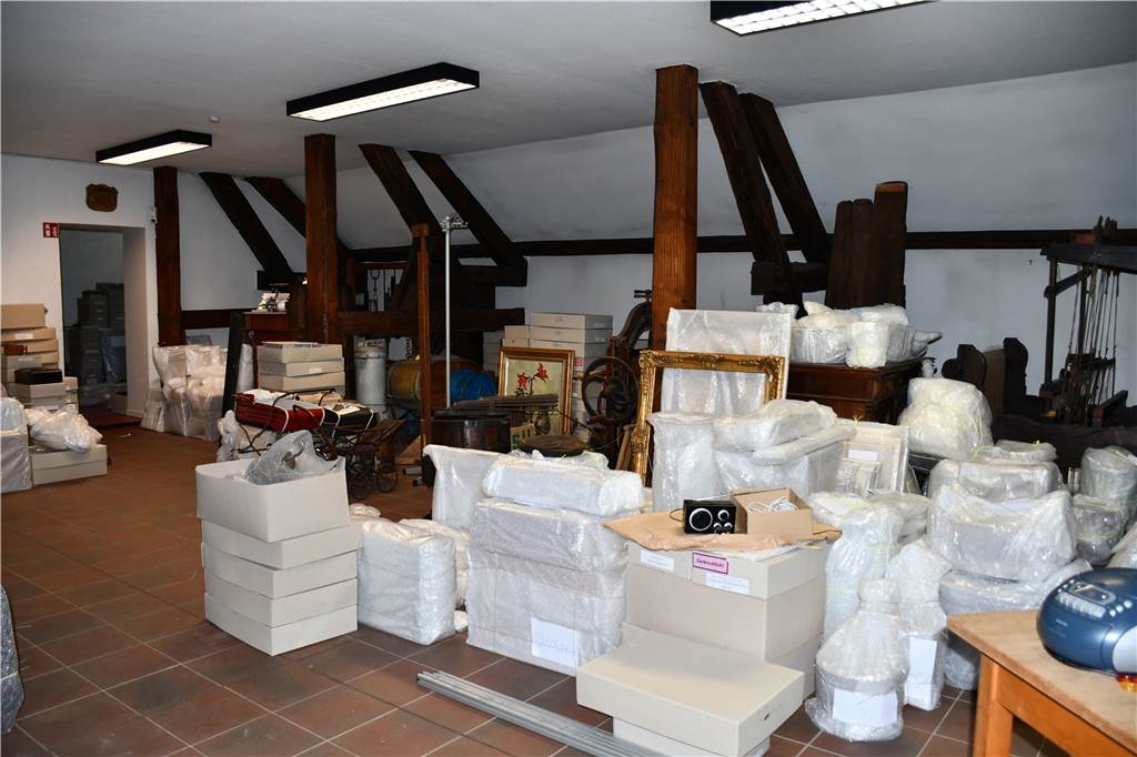 Noch ist das Lüner Stadtmuseum im Gesindehaus des Schlosses Schwansbell untergebracht. Hier sind schon Kisten für den Umzug in den Lüner Innenstadt gepackt.