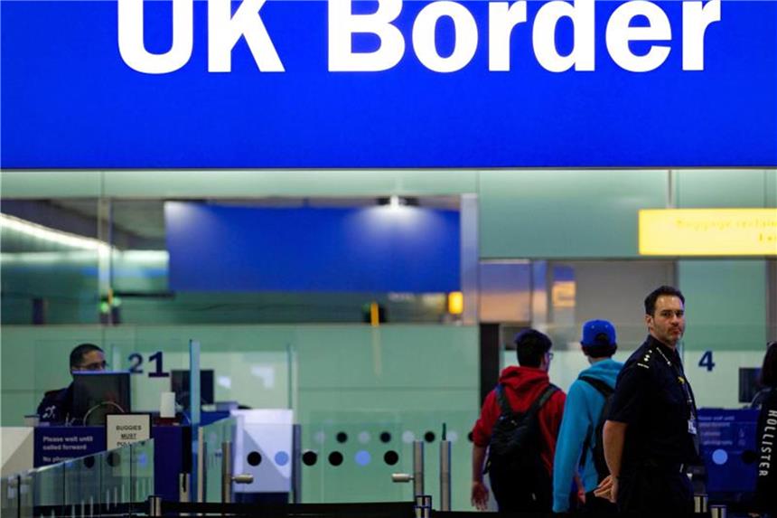 BMW und Siemens warnen eindringlich vor Brexit-Folgen Noch ist das Reisen einfach: Grenzbeamte am Londoner Flughafen Heathrow unter einem Grenzschild. Foto: Andrew Cowie