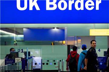 Noch ist das Reisen einfach: Grenzbeamte am Londoner Flughafen Heathrow unter einem Grenzschild. Foto: Andrew Cowie/EPA