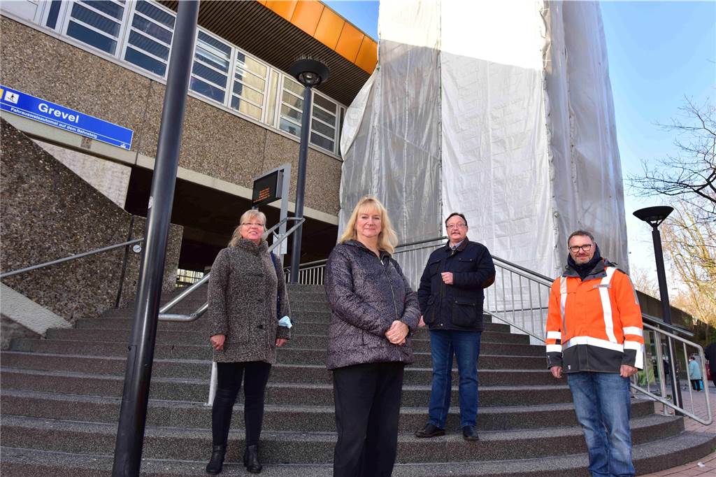 Gute Nachrichten für Dortmunder Bahnfahrer: Wichtiger Aufzug bald saniert Noch ist der Aufzug an der Stadtbahn-Haltestelle „Scharnhorst Zentrum“ mit einer schützenden Hülle versehen. Doch Anfang März soll er wieder in Betrieb gehen