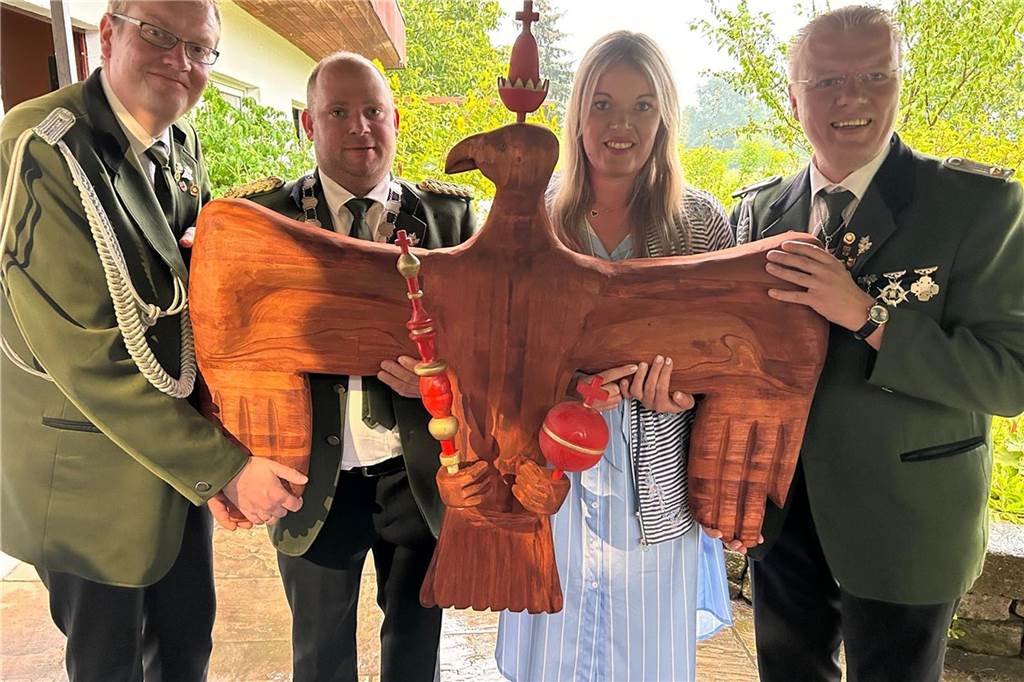 Schützenfest 2024 in Bork: Schützen schießen um die Königskette Vier Menschen halten einen Holzvogel.