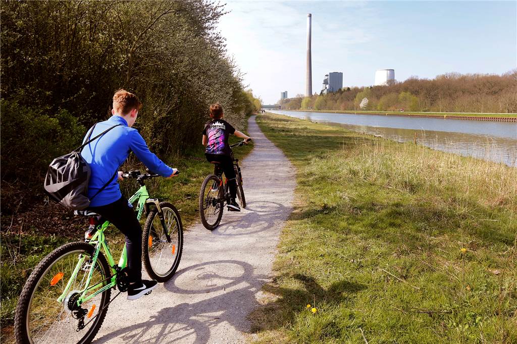 Neuer Radweg von Rünthe nach Lünen soll sogar eine Beleuchtung bekommen Noch ist der Radweg am Kanal von der Marina Richtung Lünen schmal und mit einer sogenannten wassergebundenen Decke versehen. Der neue Weg soll vier Meter breit, asphaltiert und durchgehend beleuchtet sein.