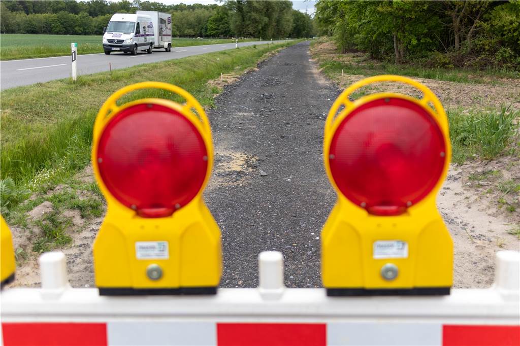 Nach monatelanger Pause wird wieder am Radweg an der K 33 gearbeitet Noch ist der Radweg nicht fertig und für Radfahrer gesperrt.